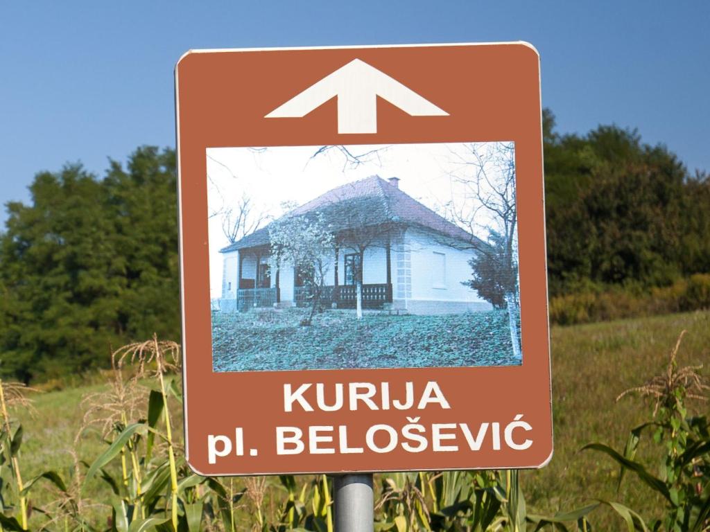 HrašćinaKurija Inn的田野房屋前面的标志