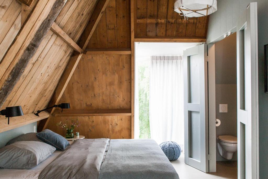 BalkIt Buterhus的卧室设有木墙和一张大床