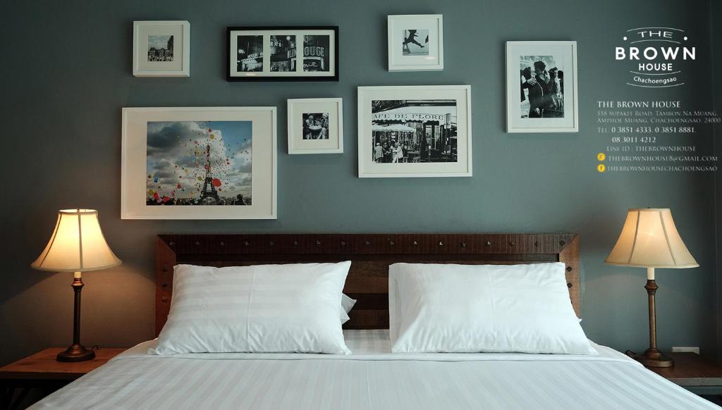 北柳布朗之家酒店的卧室配有一张墙上挂有照片的床