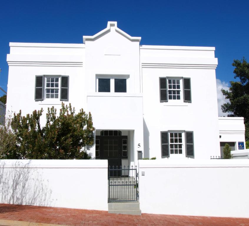 斯泰伦博斯Anesta House的白色的房子,有白色的围栏