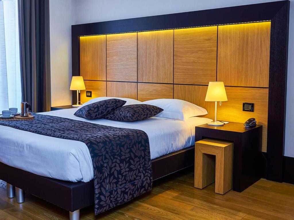 博尔加罗托里内塞B&B Hotel Borgaro Torinese的一间卧室配有一张大床和大床头板
