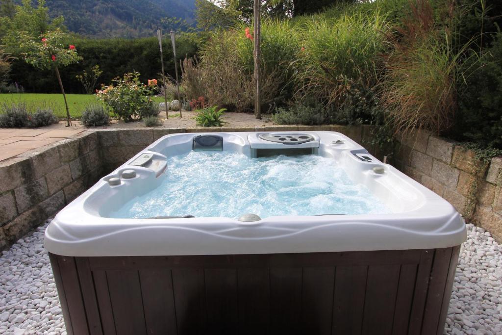 若特阿赫-埃根蒙特拉戈别墅度假屋的花园内的按摩浴缸