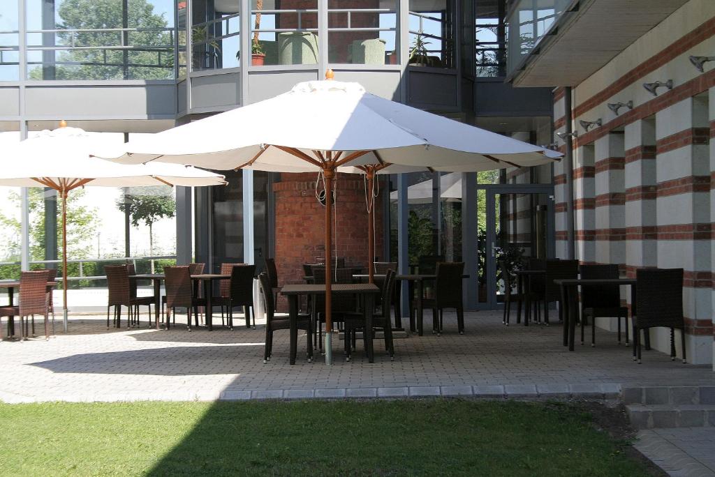 托考伊凯利普酒店的一个带桌椅和遮阳伞的户外庭院。