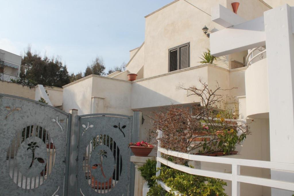 马鲁焦B&B Delle Rose的一座带栅栏的房子前的大门