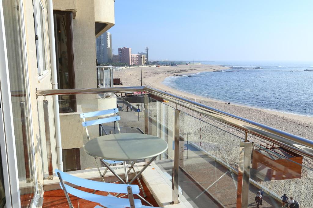 波瓦-迪瓦尔津Em Cima Da Areia的阳台配有两把椅子,享有海滩美景
