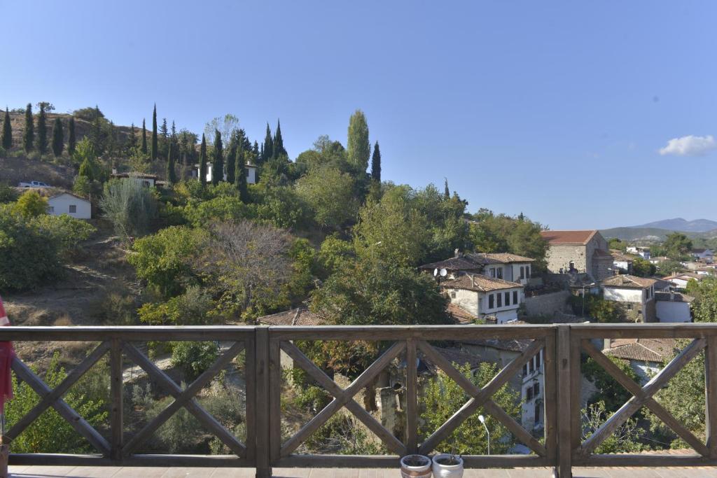 塞尔丘克Şirince Doğadaki Evler的从桥上欣赏到城市美景