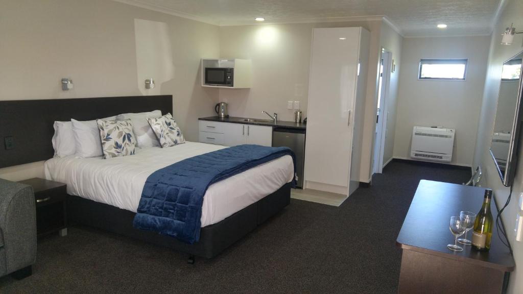吉斯伯恩白鹭汽车旅馆的酒店客房带一张床和一个厨房