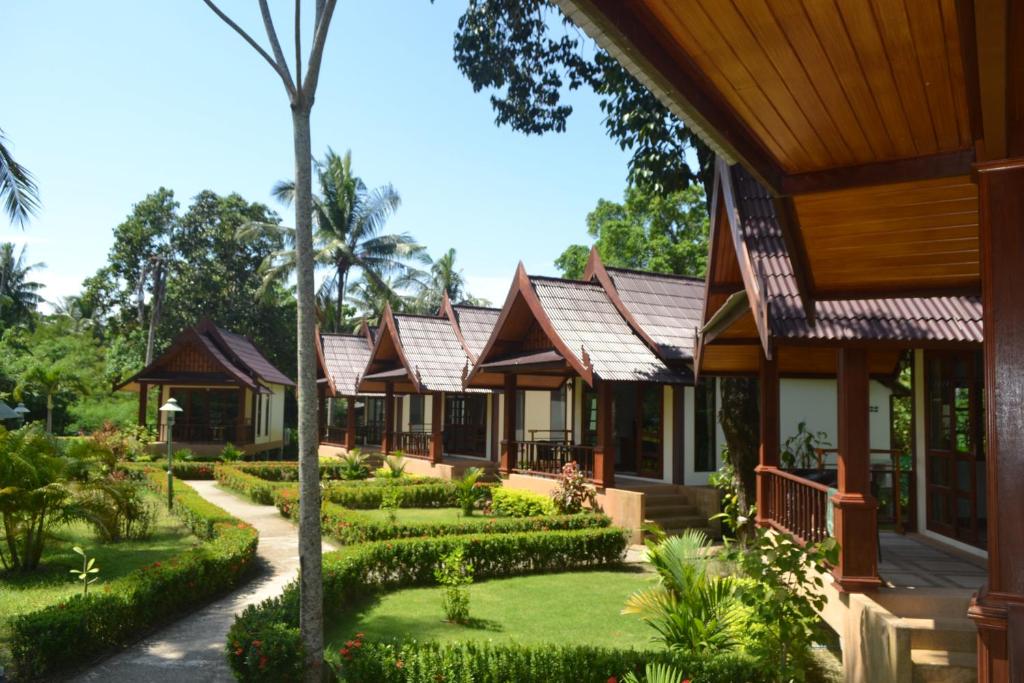 高兰Rasa sayang Resort - SHA Certificate的度假村的一排别墅