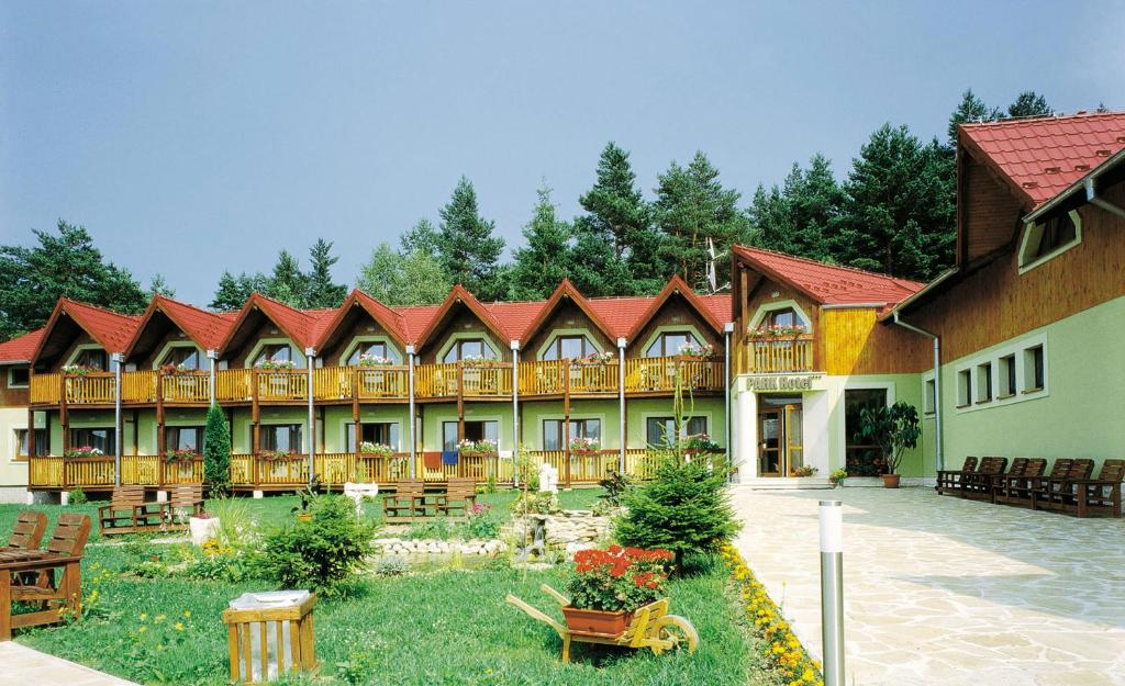 斯米扎尼Park Hotel Čingov的一座带红色屋顶和庭院的大型建筑