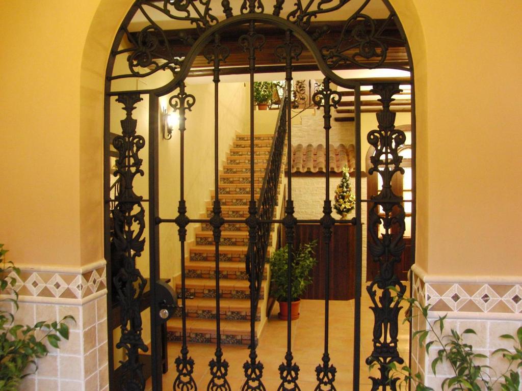 阿尔马登德拉普拉塔艾尔罗梅拉尔酒店的走廊上的铁门,有楼梯
