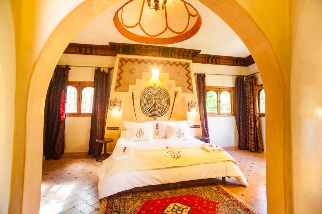扎古拉拉马内里亚德酒店的一间卧室设有一张大床和拱门