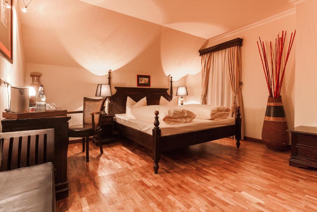 德累斯顿德累斯顿维夫酒店的一间卧室配有一张床、一张桌子和一把椅子