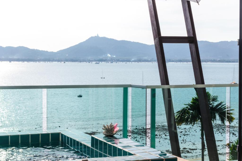 攀瓦海滩达维娜海滩酒店的从大楼的阳台上可欣赏到水景