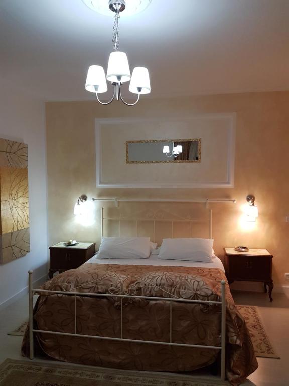 GuardiaregiaIl Palazzetto dei Briganti的一间卧室配有一张床和一个吊灯