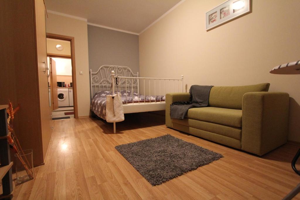 索非亚Apartment 132的带沙发和婴儿床的客厅