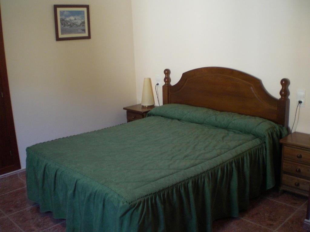 Pal博内特公寓的一间卧室配有一张带绿床罩的床