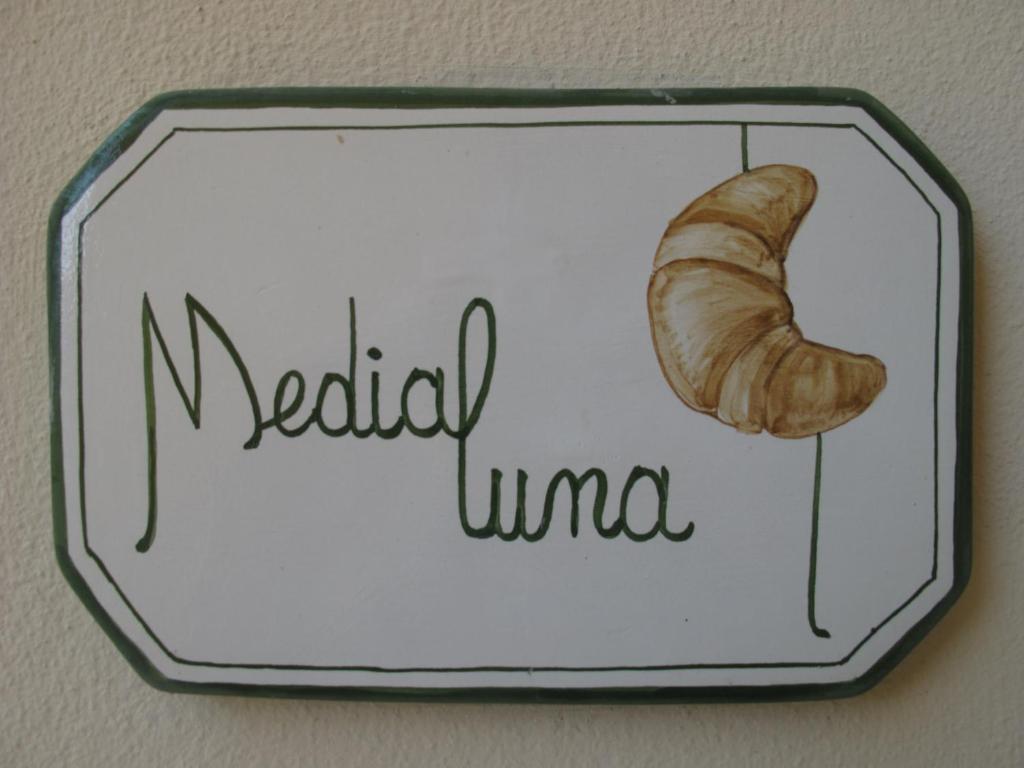 蒙泰斯佩尔托利La Medialuna的牛角面包医疗单位的标志