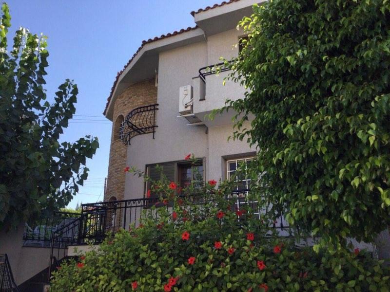 利马索尔Nikola's House的前方有红花的建筑