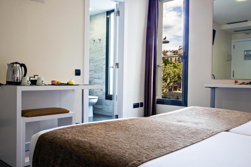 巴塞罗那BCN Urbaness Hotels Del Comte的一间卧室设有一张床和一间浴室。
