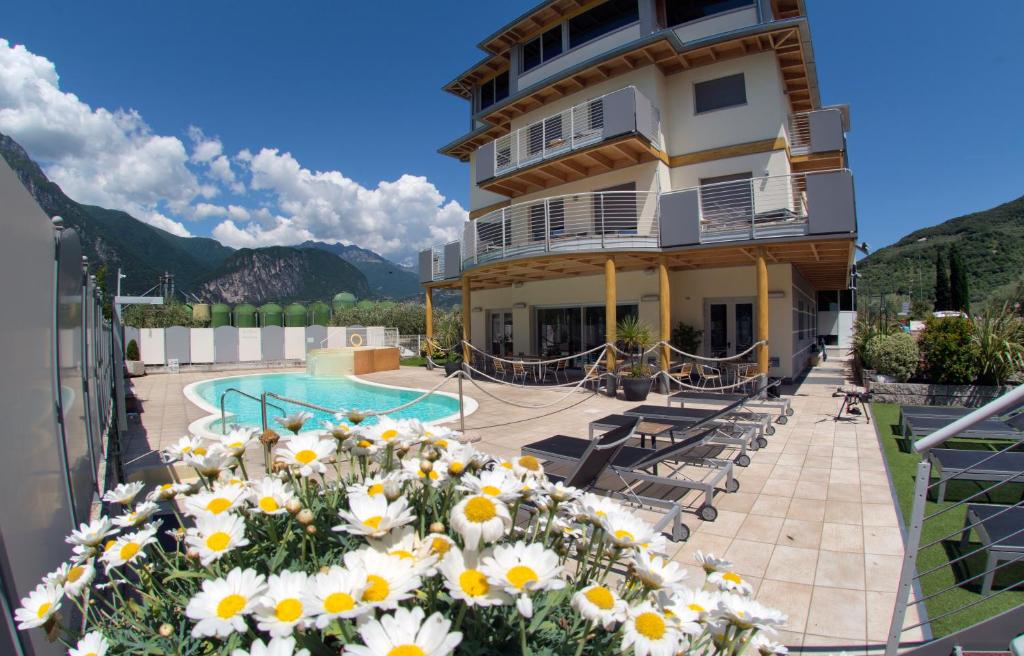 加尔达湖滨普里玛维拉环保酒店的阳台上设有游泳池和鲜花的酒店