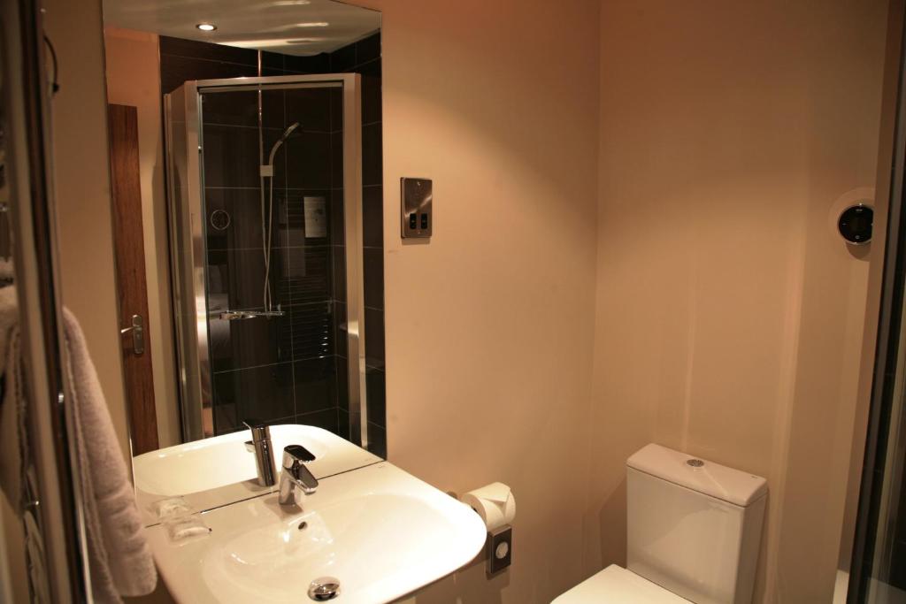 Buxted巴克斯泰德旅馆的一间带水槽和卫生间的浴室