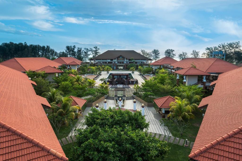 Kampong Ayer TawarTok Aman Bali Beach Resort @ Beachfront的享有度假村的空中景致,设有大楼