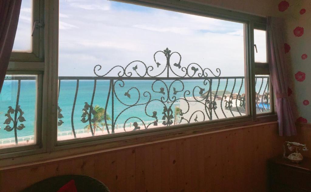 花莲市星宿海濱海旅宿的享有海滩和海洋景致的窗户。