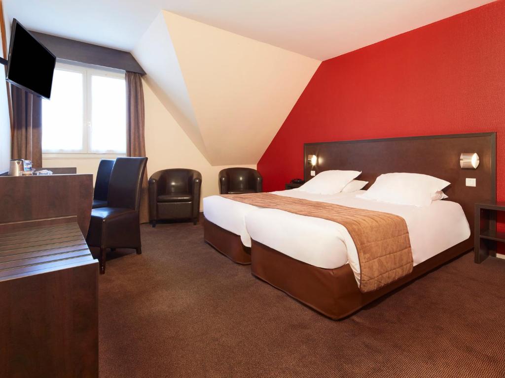 茹埃莱图尔阿斯库瑞奥酒店的配有一张床和一台平面电视的酒店客房