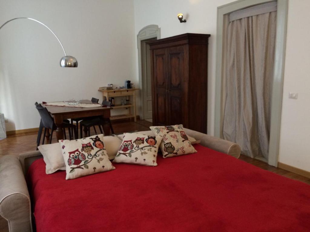 米兰拉皮斯公寓的客厅配有带枕头的沙发