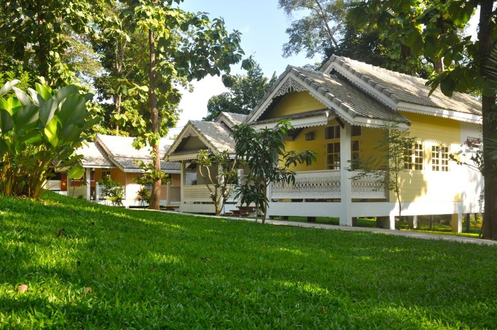 湄林麒麟星座度假村的前面有绿色草坪的房子