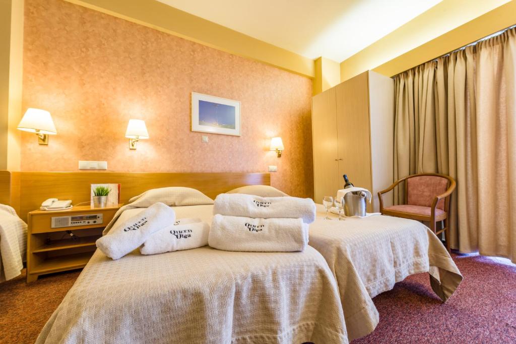 塞萨洛尼基奥尔加皇后酒店的酒店客房,配有两张带毛巾的床