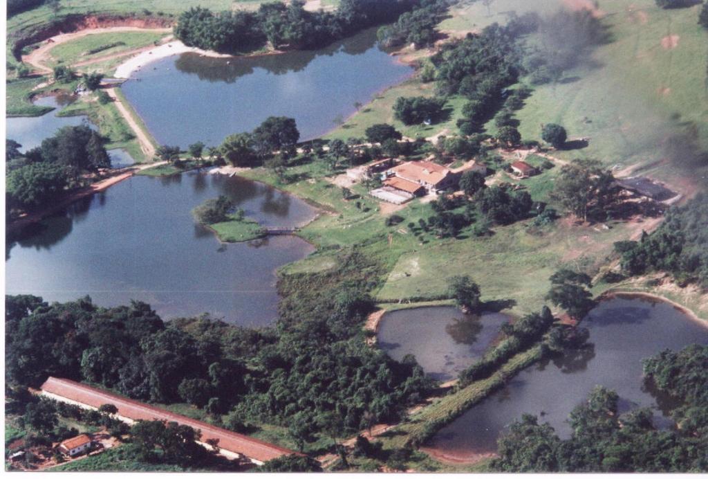 莫科卡Pousada Fazenda Buracão的享有高尔夫球场和两个湖泊的空中景色