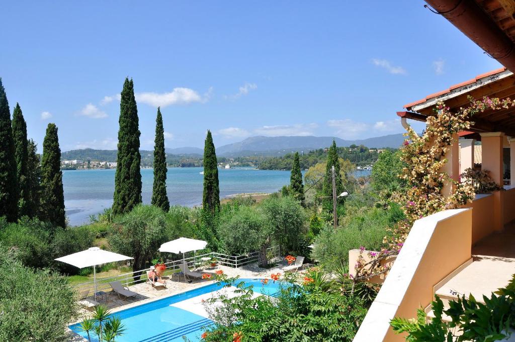 康托卡利Egli Apartments的享有水景的带游泳池的度假酒店
