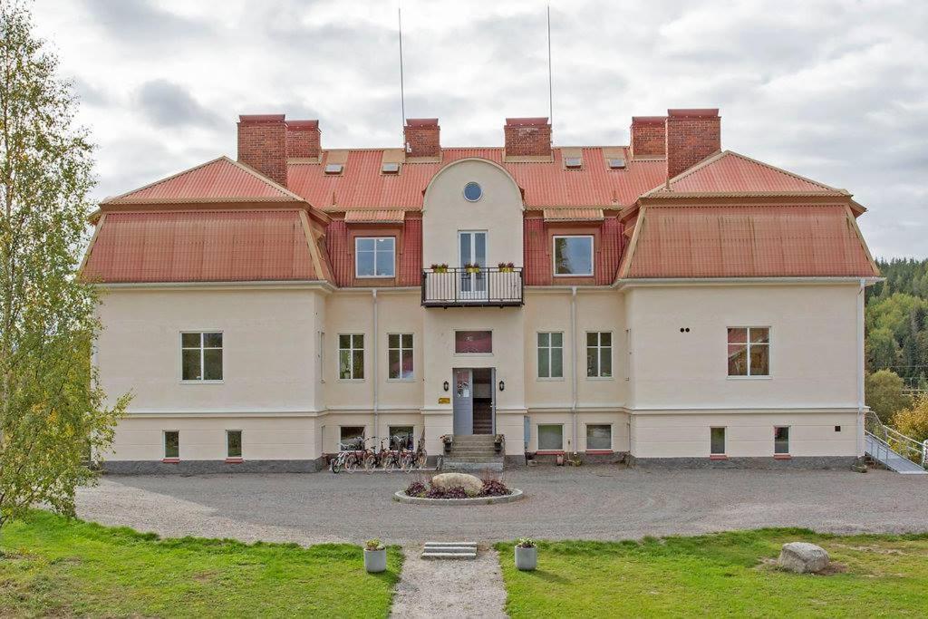 KilaforsNorrfly Herrgård的一座白色的大建筑,有红色的屋顶