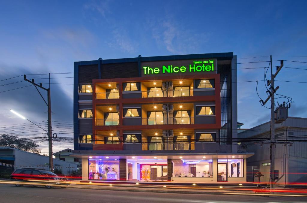 甲米镇美好甲米酒店的上面有 ⁇ 虹灯标志的酒店大楼