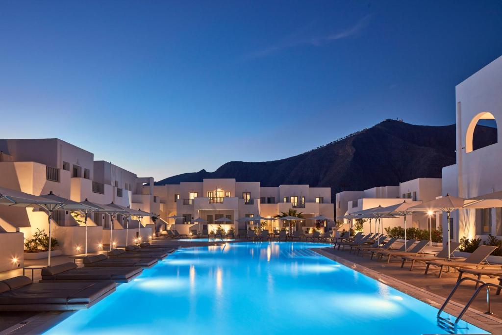 佩里萨水蓝色海滩酒店的享有酒店游泳池的夜间景色