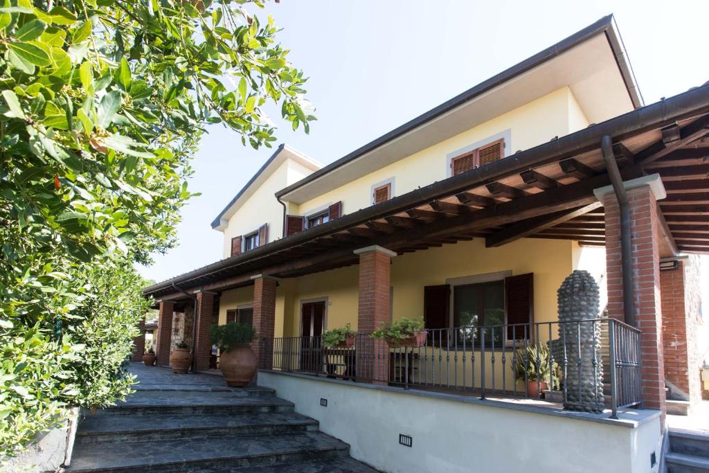 LarcianoAgriturismo Poggetto的一座房子,楼梯通往