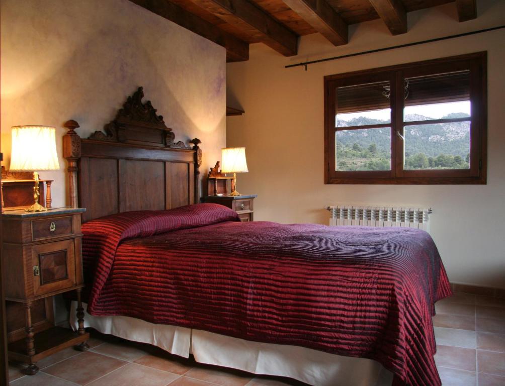 贝塞特Casa Morató的一间卧室设有一张大床和一个窗户。