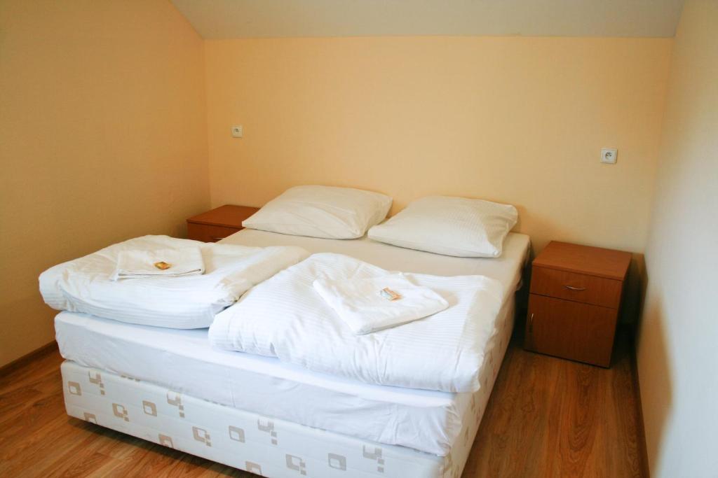 什切青Hotel 7的配有2张床的客房内配有白色床单和毛巾