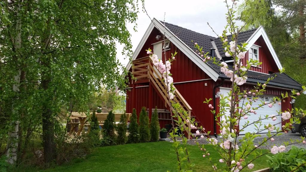 OrmåsenOrmåsen Loft的一个带院子的红白谷仓