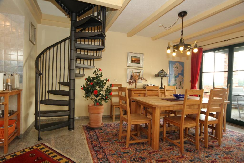 朗克维茨弗日恩瓦纳拉格艾特摩尔克瑞酒店的一间带木桌和螺旋楼梯的用餐室