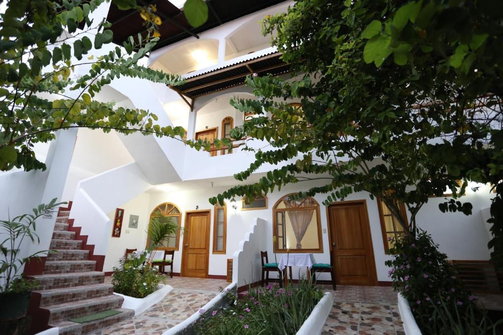 阿约拉港加拉帕戈斯明珠住宿加早餐旅馆的一座带楼梯和树木的庭院