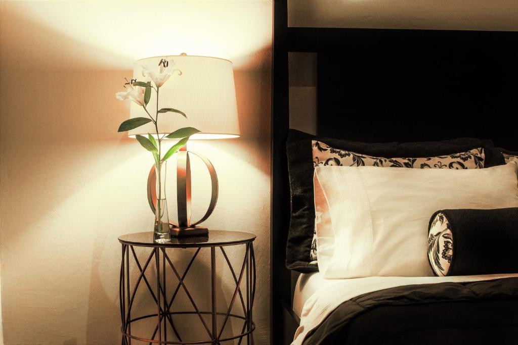 巴拿马城La Isabela Suites的床头桌边的灯