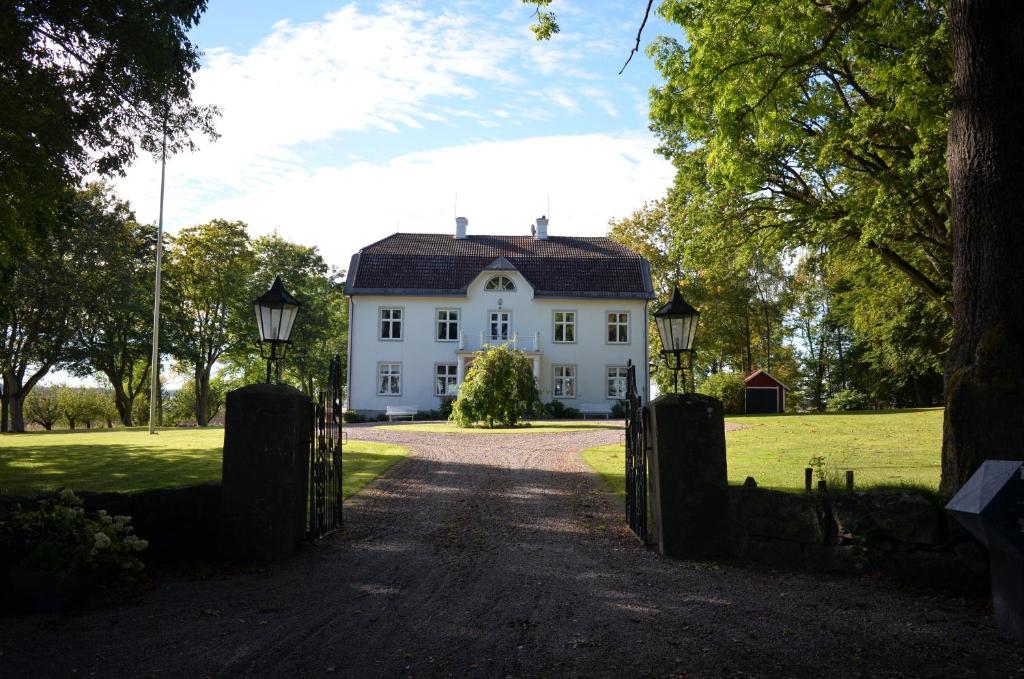 Vreta KlosterSödra Lund B&B的前面有门的白色房子