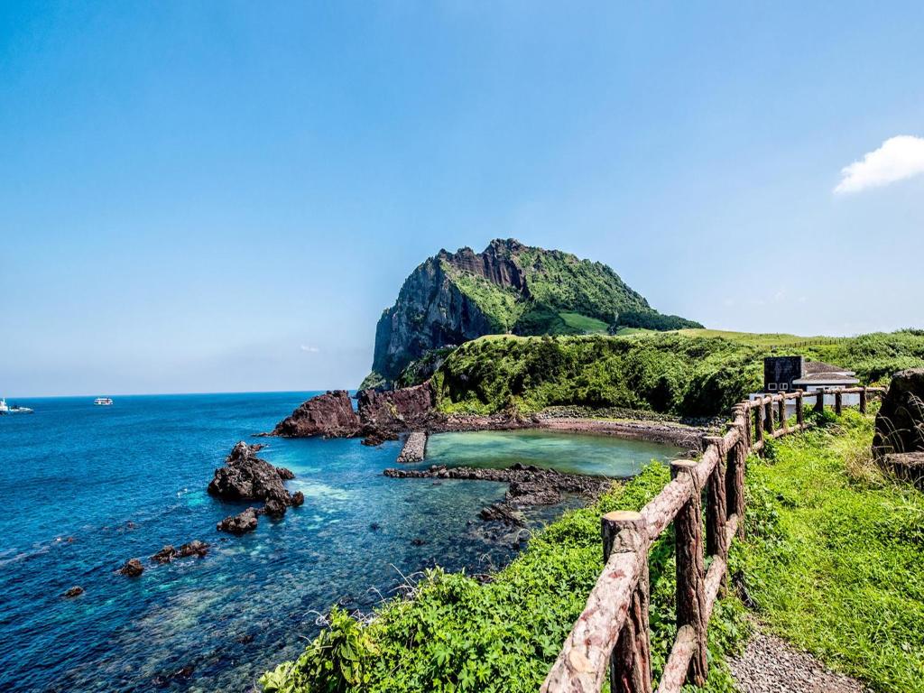 西归浦市海龙度假屋的海景客房 - 带木栅栏