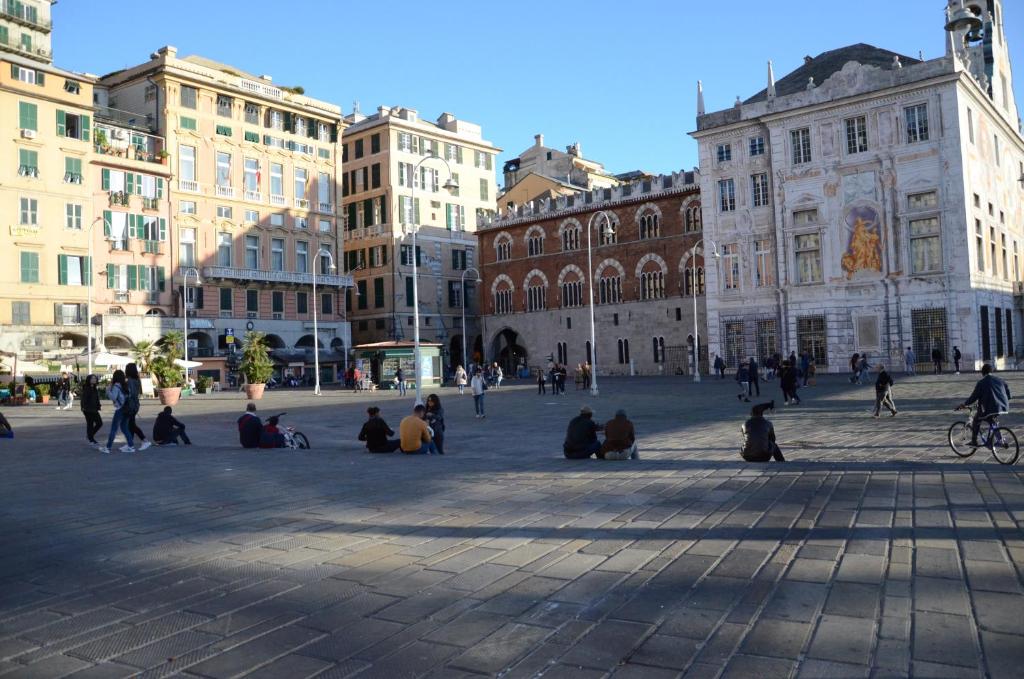 热那亚Domus Sottoripa的一群人坐在广场中间