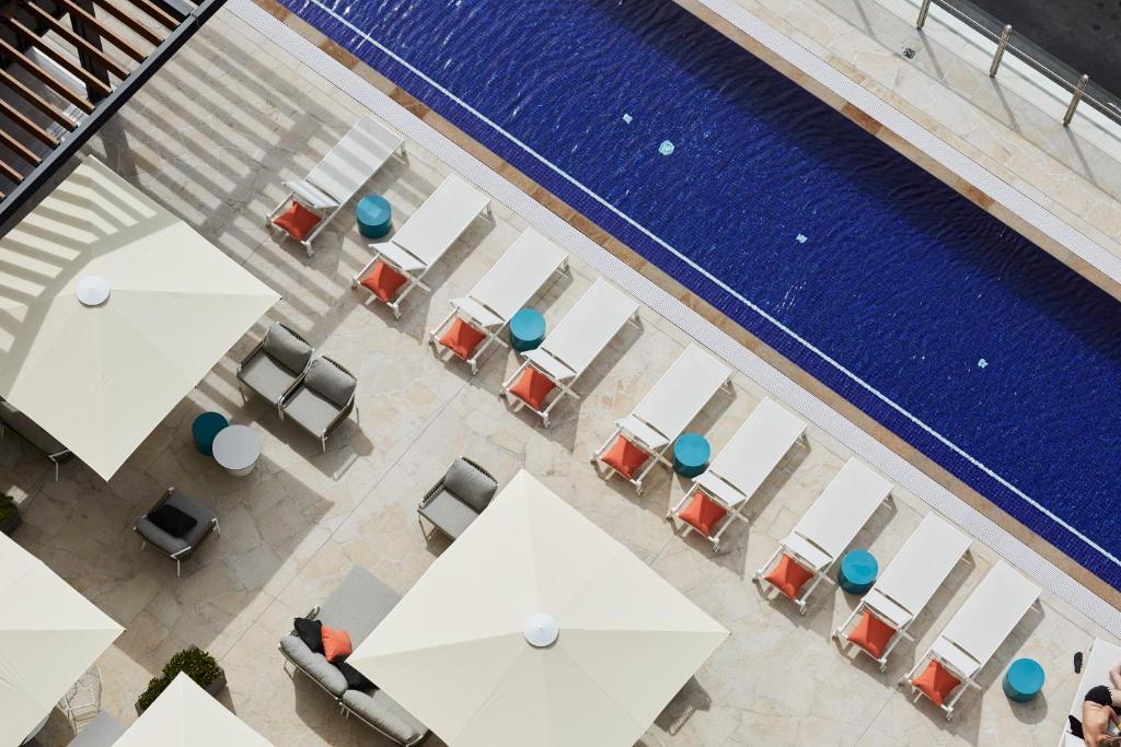 布里斯班艺术系列酒店 - 约翰逊的享有带桌椅的游泳池的顶部景致