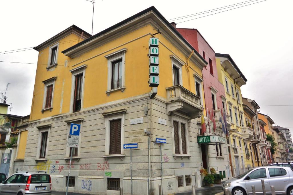 米兰特兰缇纳酒店的黄色的建筑,旁边标有标志