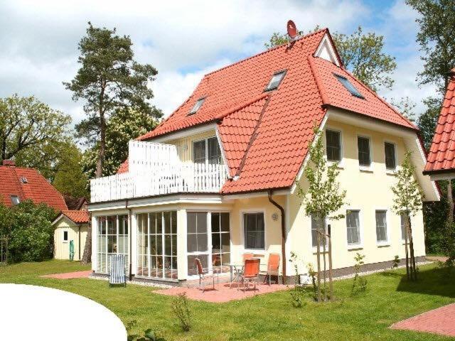 普雷罗Ferienwohnung Buchenpark的一座白色的大房子,有橙色的屋顶