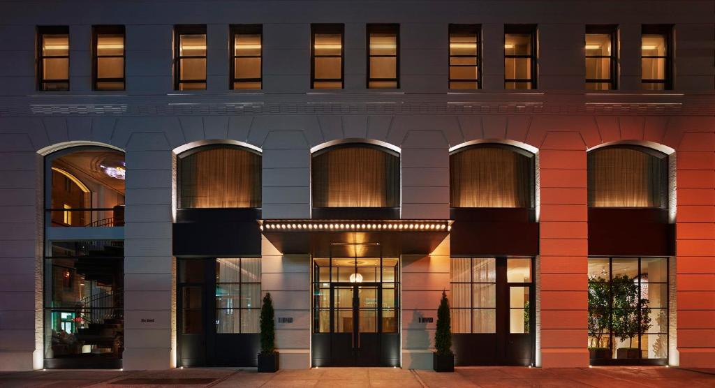 纽约11 Howard, New York, a Member of Design Hotels的建筑的外墙,有很多窗户
